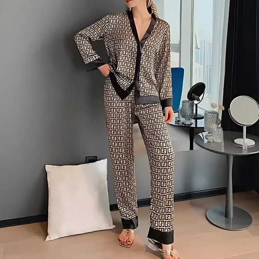 Μανόν | Chic Lounge Outfit – Γεωμετρικός Σχεδιασμός και Εκλεπτυσμένο Στυλ 