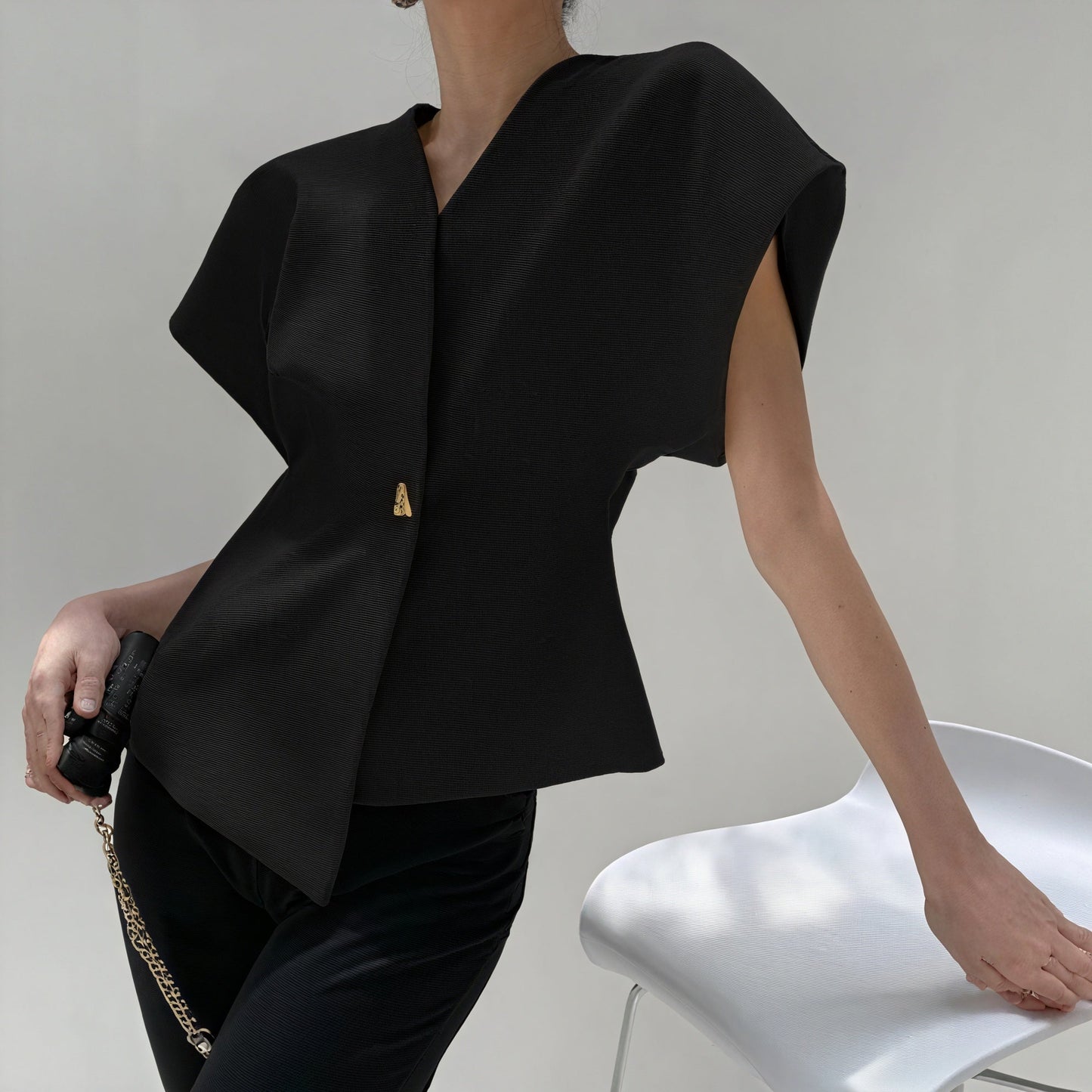 Yvonne | Chic Structured Blouse – Asymmetrical and Modern Design 