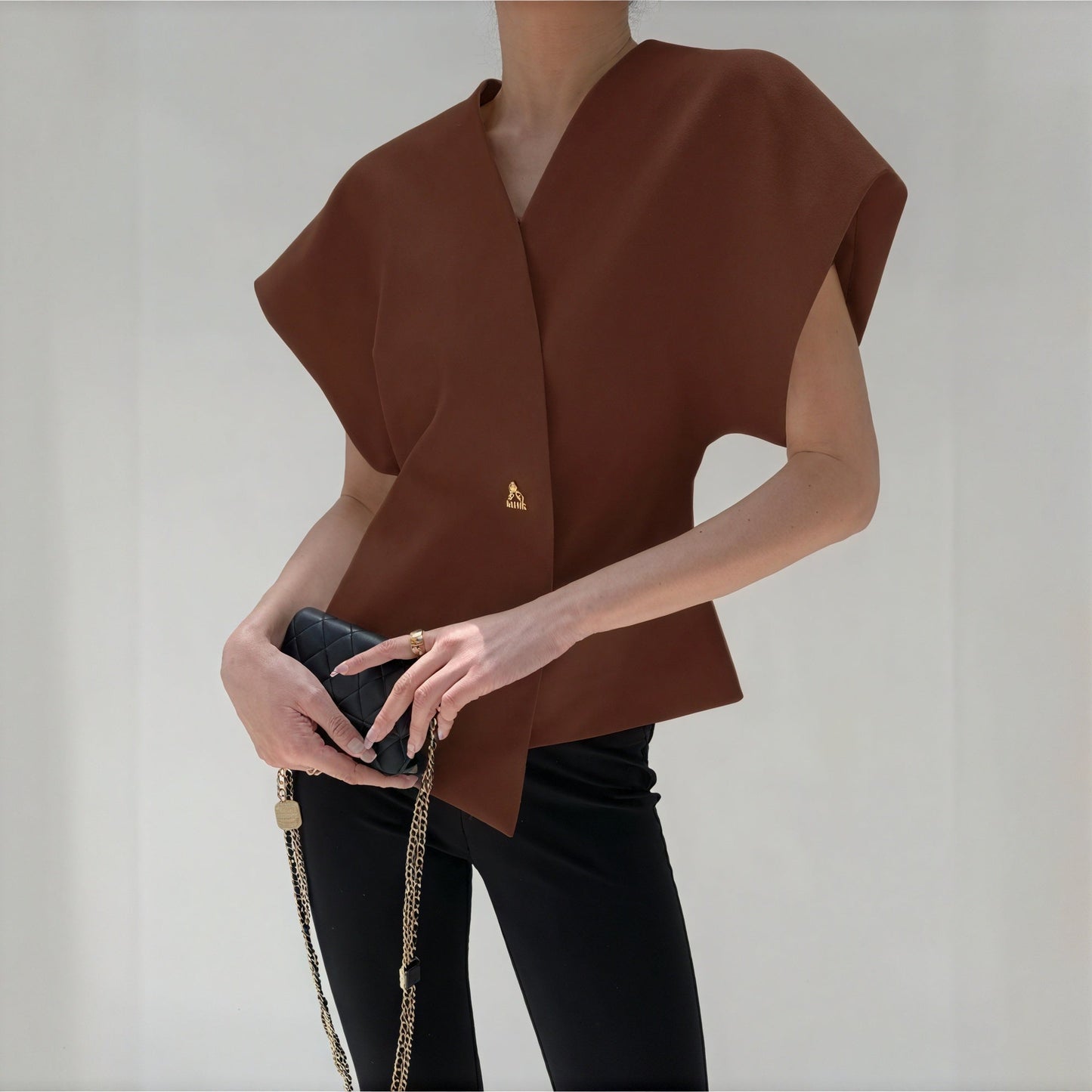 Yvonne | Chic Structured Blouse – Asymmetrical and Modern Design 